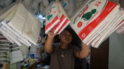 Pedagang Kecil Terjepit Lonjakan Harga Plastik: Untung Menipis, Harga Jual Ditahan
