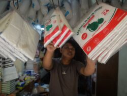Pedagang Kecil Terjepit Lonjakan Harga Plastik: Untung Menipis, Harga Jual Ditahan