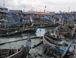 Derita Nelayan di Muara Gadingmas: Dermaga Dipenuhi Bangkai, Akses Sandar Terhambat