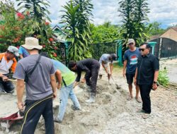 Imam Santosa Bersamai Warga Bukitkemuning Bergotong-royong