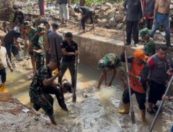 Atasi Banjir Saat Hujan, Prajurit Kodam XXI/Radin Inten Grebek Sungai di Bandar Lampung
