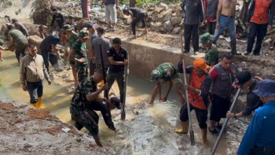 Atasi Banjir Saat Hujan, Prajurit Kodam XXI/Radin Inten Grebek Sungai di Bandar Lampung