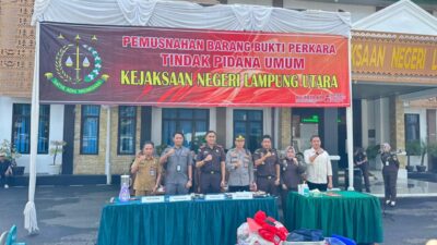 Wakapolres Lampung Utara Kompol Yohanis, Hadiri Pemusnahan Barang Bukti di Kejari Kotabumi