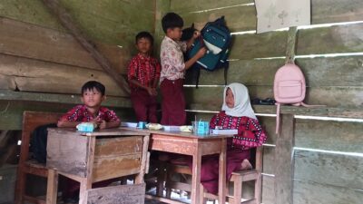Sekolah Reyot di Tanggamus Bertahan Puluhan Tahun, Siswa Belajar di Bawah Ancaman Atap Bocor