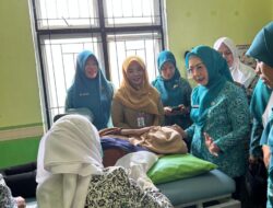 Ketua PKK Lampura, Meri Farida Hadiri Pelayanan KB Gratis Di Puskesmas Kotabumi II