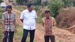Anggota DPRD Turun ke Katibung, Emak-Emak Kepung Minta Jalan 62 Tahun Segera Dibangun