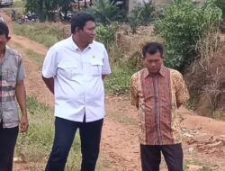 Anggota DPRD Turun ke Katibung, Emak-Emak Kepung Minta Jalan 62 Tahun Segera Dibangun