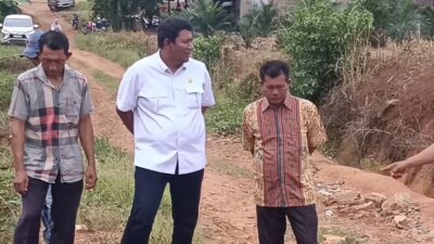 Anggota DPRD Turun ke Katibung, Emak-Emak Kepung Minta Jalan 62 Tahun Segera Dibangun