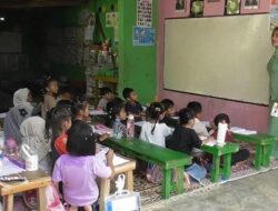 Sentuhan Hangat Istri Babinsa Jauhkan Anak Desa dari Candu Gawai