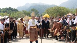 Prosesi Turun Mandei di Begawi Festival 2026, Pangdam XXI/Radin Inten Kristomei Sianturi Resmi Jadi Keluarga Adat Lampung