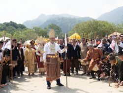Prosesi Turun Mandei di Begawi Festival 2026, Pangdam XXI/Radin Inten Kristomei Sianturi Resmi Jadi Keluarga Adat Lampung