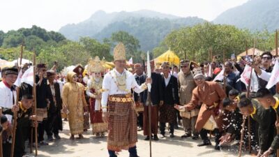 Prosesi Turun Mandei di Begawi Festival 2026, Pangdam XXI/Radin Inten Kristomei Sianturi Resmi Jadi Keluarga Adat Lampung