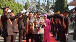 Polwan Pertama Pimpin Polres Lampung Utara, AKBP Raswidiati Disambut Tradisi Pedang Pora