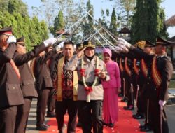 Polwan Pertama Pimpin Polres Lampung Utara, AKBP Raswidiati Disambut Tradisi Pedang Pora