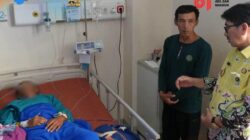 Bupati Lampura Hamartoni Jenguk Pelajar Korban Kriminal, Beri Santunan