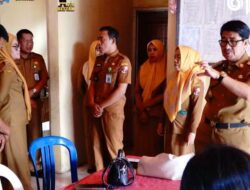 Pastikan Pelayanan Publik Berjalan Optimal, Bupati Hamartoni Sidak Kantor Kelurahan